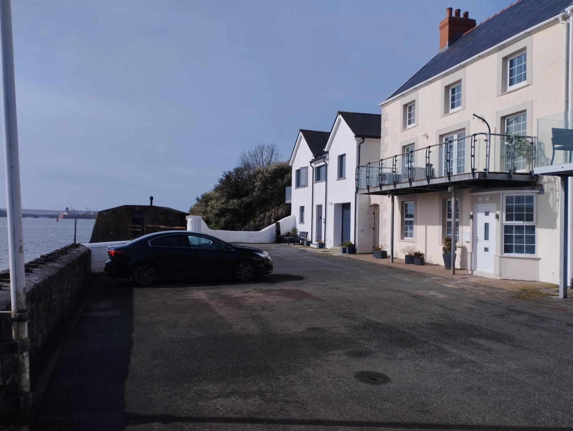 Waterfront Location, Balcony, Sea Views, Free Parking * Milford Haven